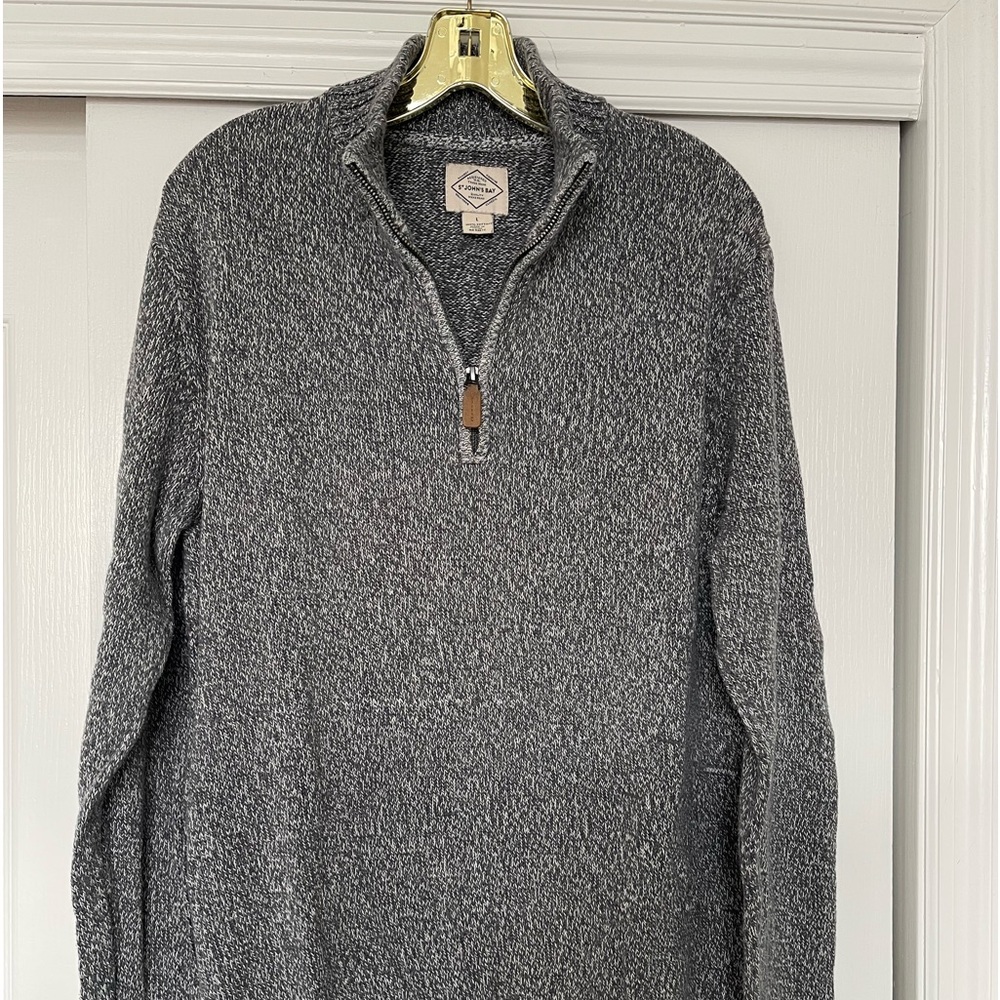 Men’s zippered sweater